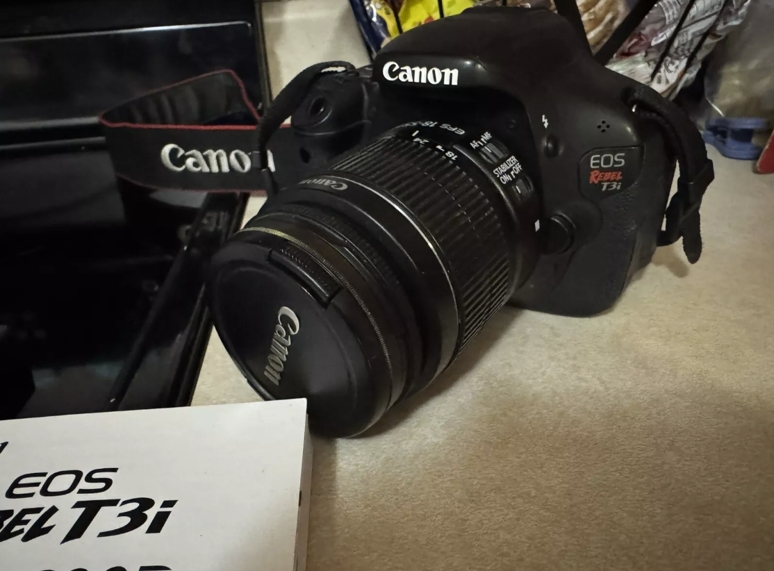 Canon EOS Rebel T3i / EOS 600D 18.0MP DSLR Camera